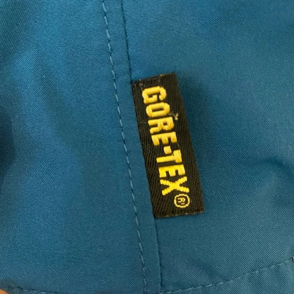 CAMPERA DE MONTAÑA TIPO SENDERISMO